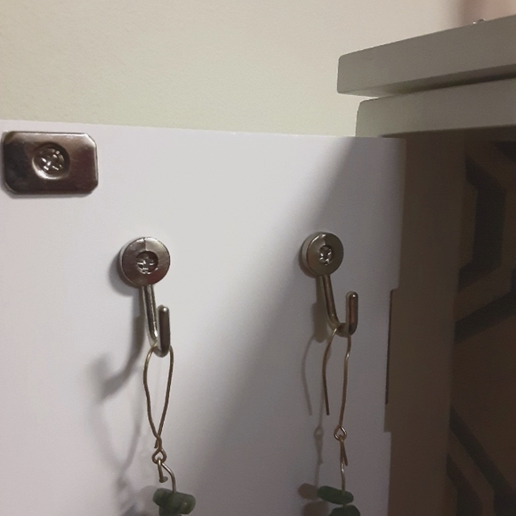 Green stone dangle earrings - Picture 5 of 6